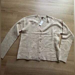 NWT GAP Women's Light Beige/Tan V-Neck Button Front Cardigan (Size XS)